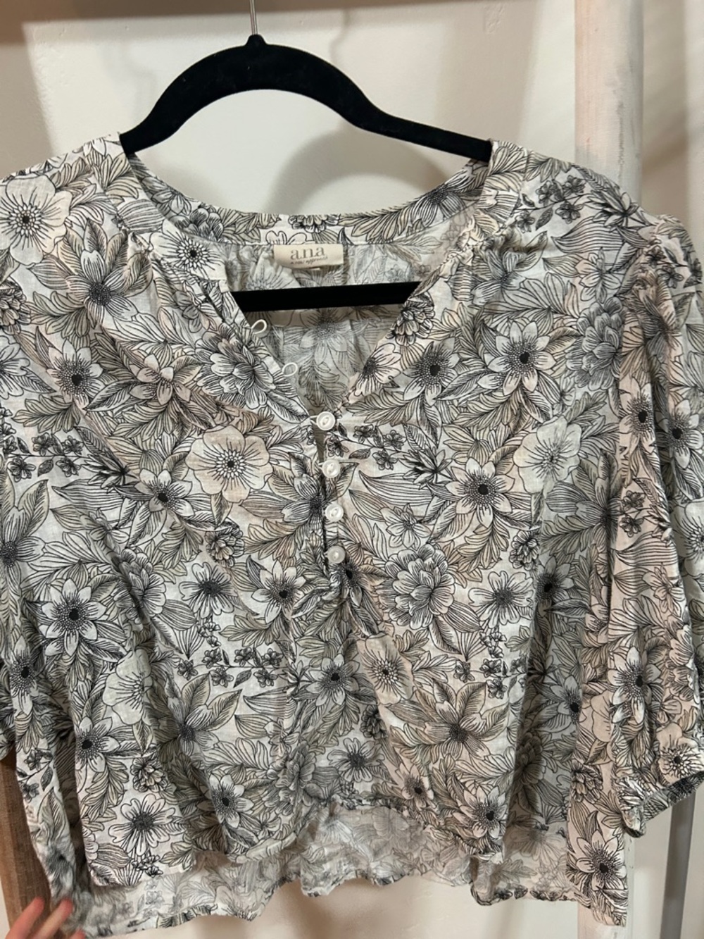 a.n.a Black & White Floral Button-Front Blouse